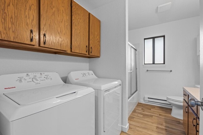 Building Photo - Large and Luxurious 2 Bed unit with giant yard, Pet Friendly, covered parking, washer and dryer i...