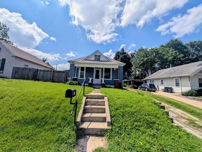 Building Photo - Remodeled 2-Bedroom, 1 Bath Home with Spacious Living Areas & Off-Street Parking