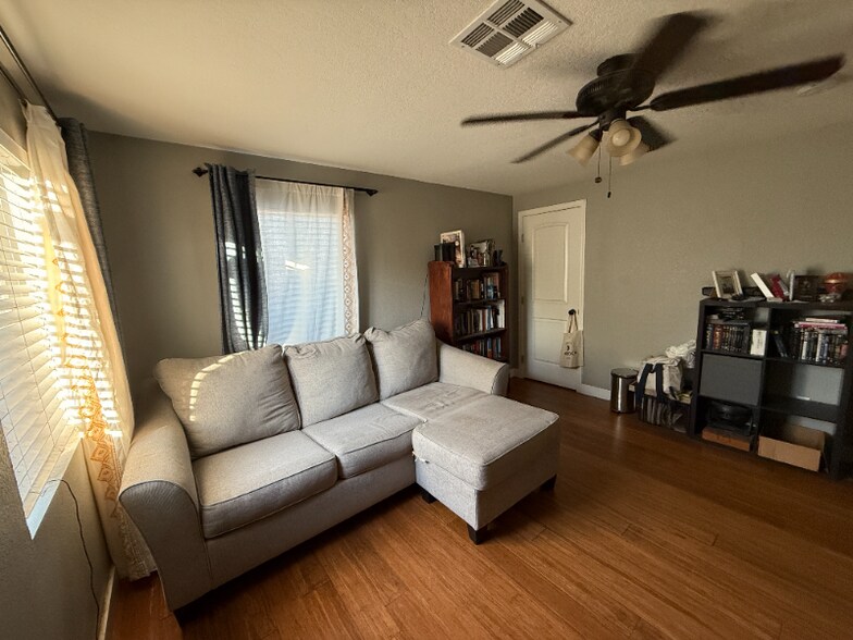 Primary Photo - 359 N 21st Ave