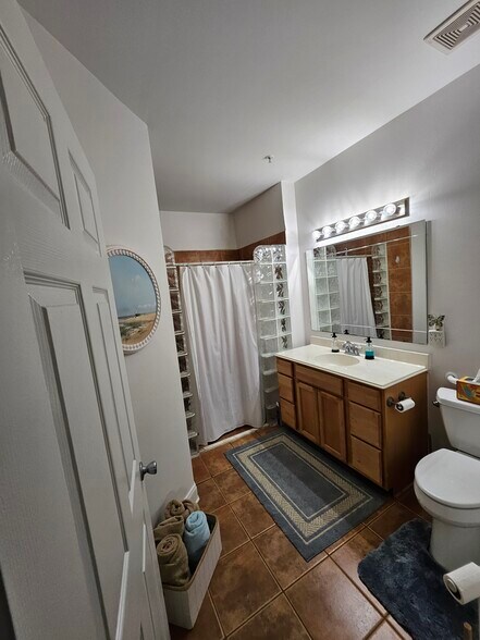 rear bedroom bath - 140 Veracruz Dr