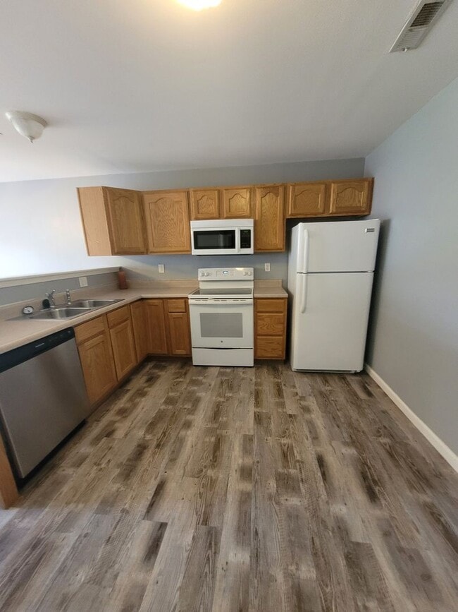 Building Photo - 404 Shade Tree Ln