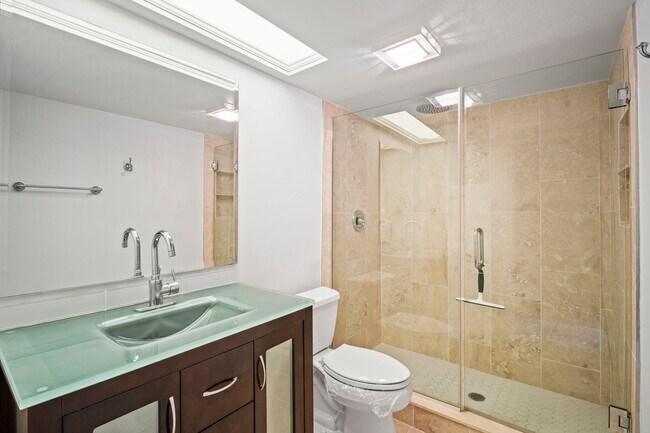 Building Photo - Stunning 2-bedroom, 2-bathroom condo with ...