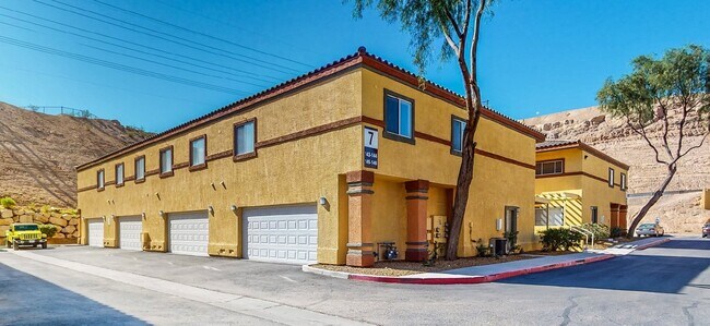 Building Photo - 2 BDR / 2.5 BATH SPACIOUS HOME