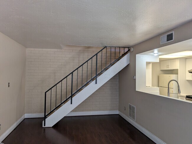 Building Photo - 3037 Knollwood Ave