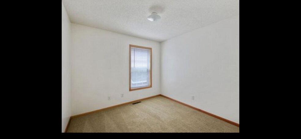 Building Photo - 10012 Iris Ln