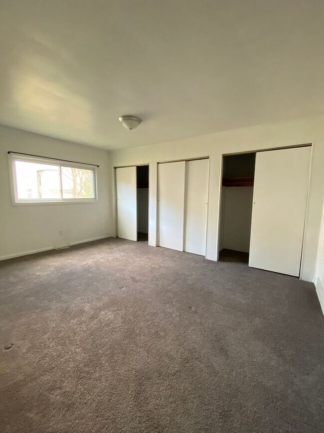 Building Photo - AVAILABLE AUGUST 2026 - 1 Bedroom Home w/ Spacious Living!