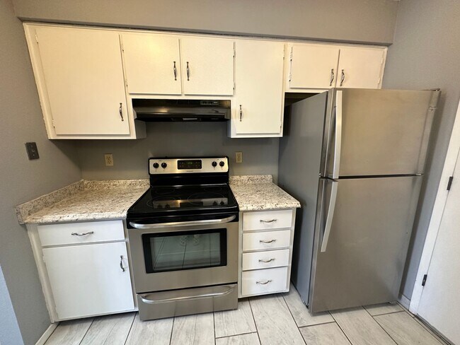 Building Photo - 3 Bedroom 2 Bathroom New flooring