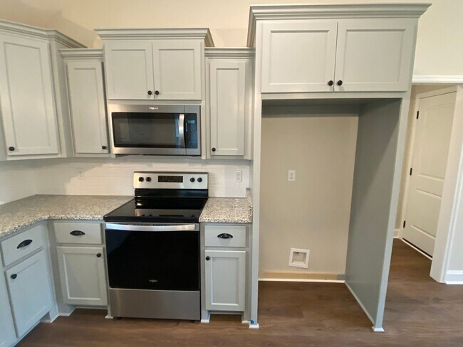 Building Photo - 4 bedrooms, 2 baths in Hahira/North Lowndes County. Fenced in Backyard! LVP THROUGHOUT!