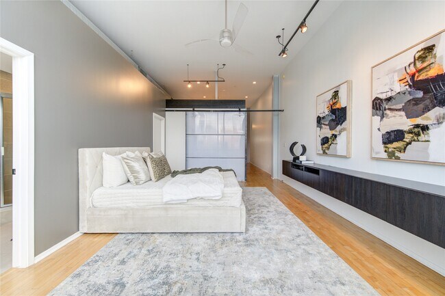 Building Photo - 1312 Live Oak St