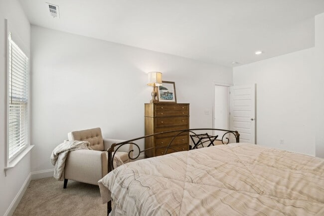 Building Photo - Luxurious living space *Fully furnished and impeccably designed*