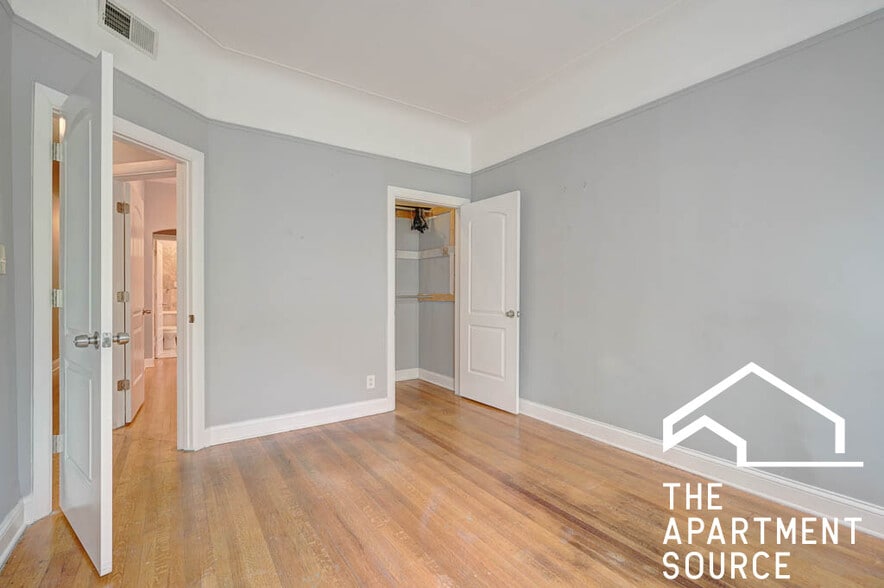 Building Photo - 907 W Belmont Ave