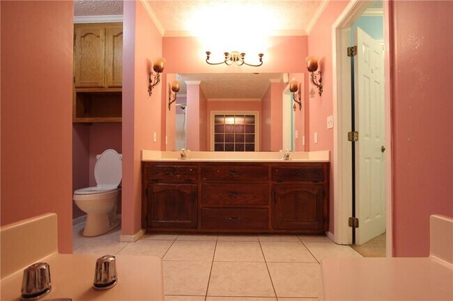 Building Photo - 818 Springlake Rd