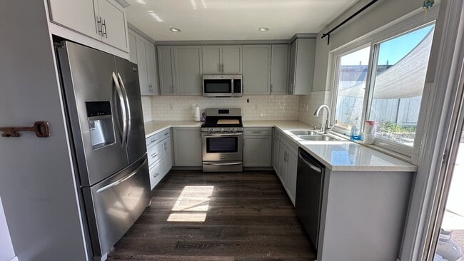 Building Photo - Wonderful 4 bedroom 2 bath home for rent in the heart of Mira Mesa!