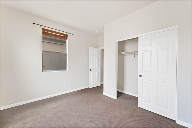 Building Photo - "Charming 3-Bed Oasis with 2 Baths in Henderson – 1716 Sq Ft of Comfort!"