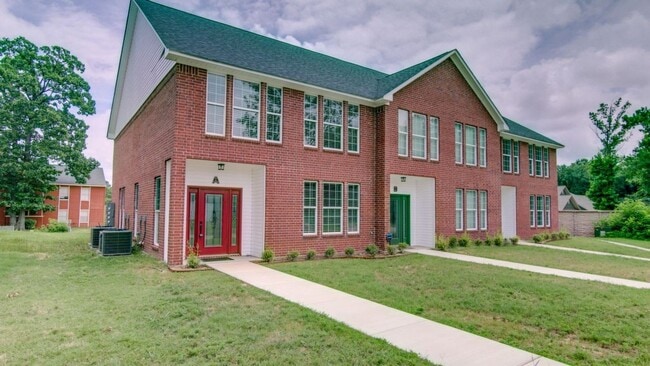 Building Photo - 4 Bedroom PG Townhome for Rent!