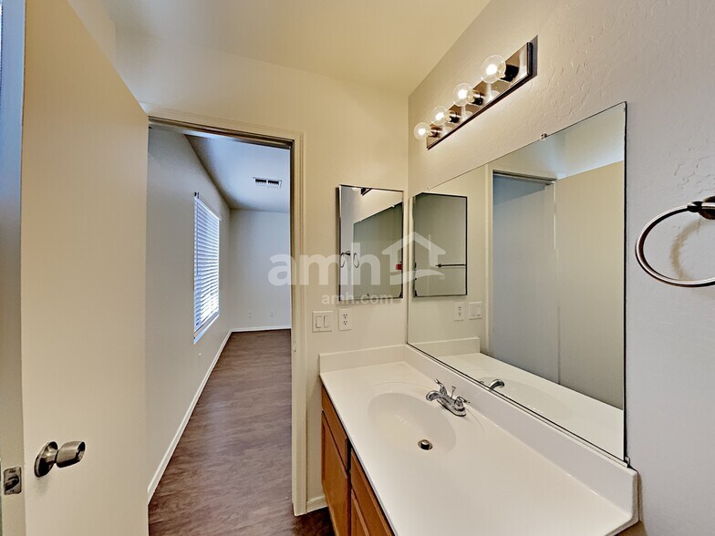 Building Photo - 16043 W Vogel Ave