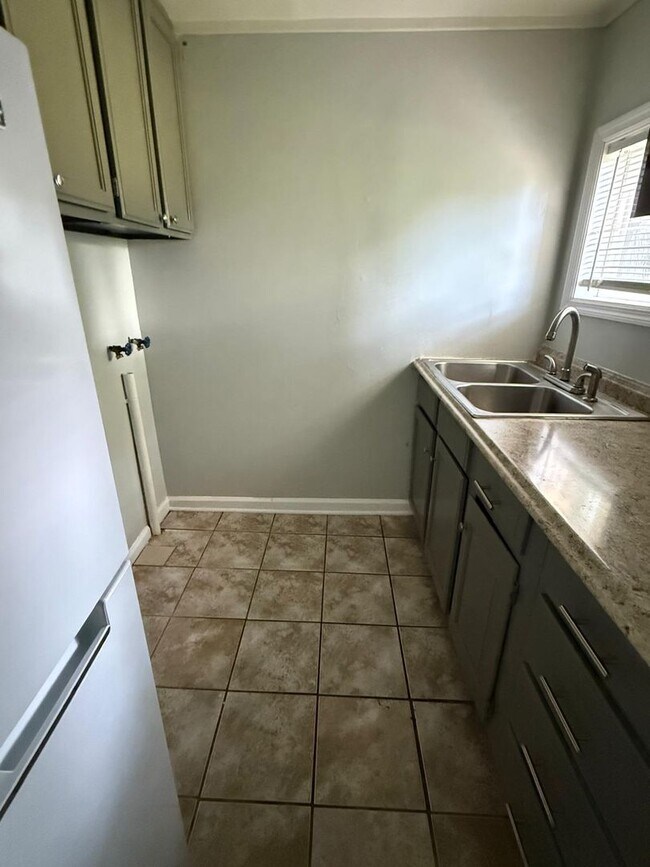 Building Photo - Welcoming 2-bed, 2-bath Home Ready for Move-In