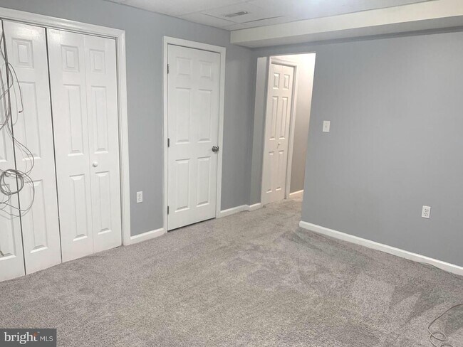 Building Photo - Beautiful 3bd 2/2bth duplex with attached ...