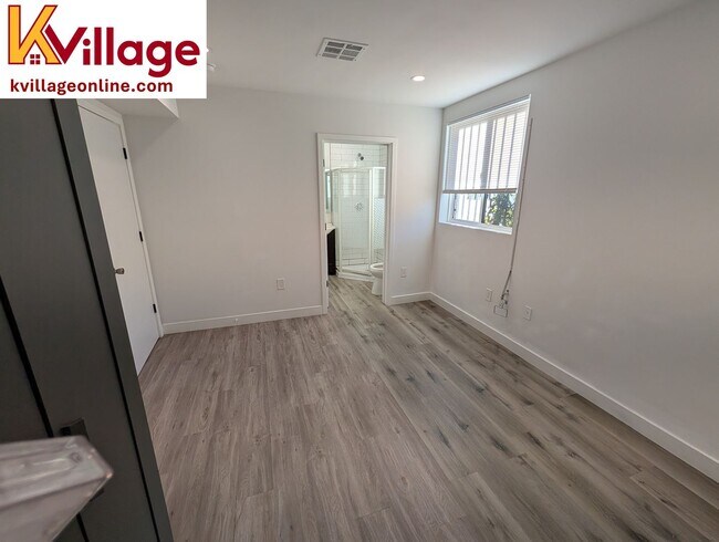 Building Photo - Private Bedroom w Personal Bathroom & Shower, shared student-oriented space **PET-FRIENDLY FLOOR**