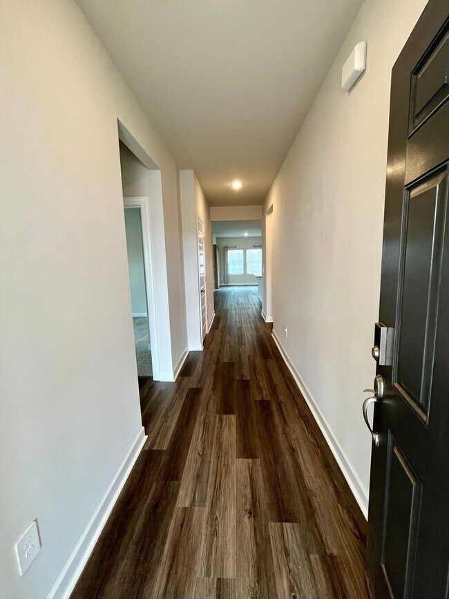 Building Photo - 3 BR, 2 BA with Fenced Yard and Fantastic Amenities!