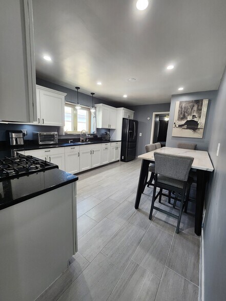 Kitchen - 6751 S Kilbourn Ave