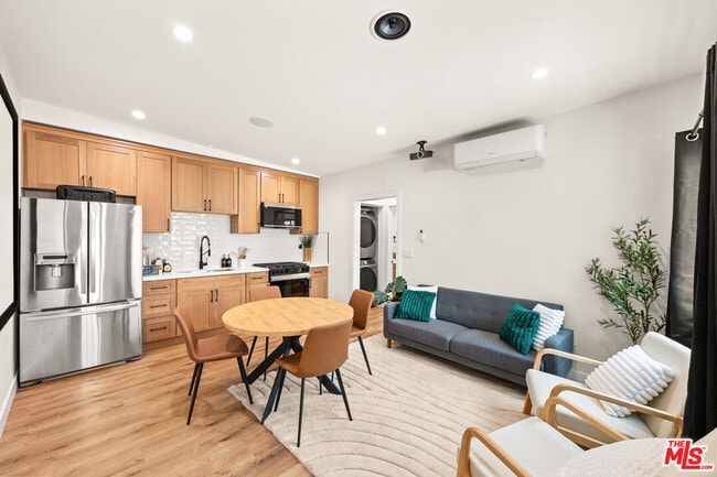 Building Photo - 3873 Roxton Ave