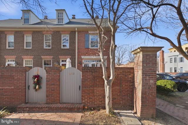 Building Photo - 657 S Columbus St