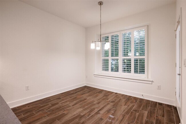 Building Photo - 1705 Roseburg Dr