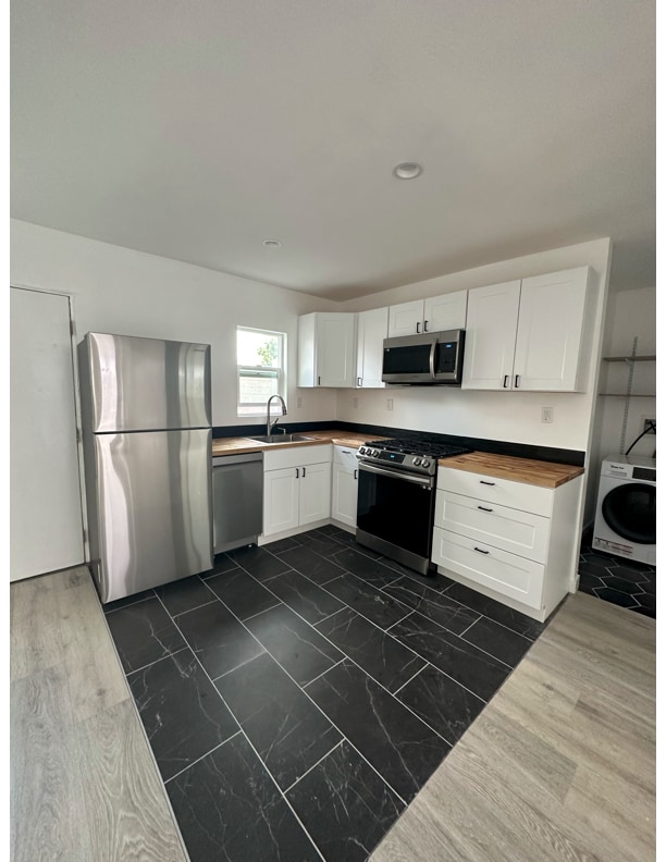 Smart Samsung appliances in kitchen. - 2148 Felspar St