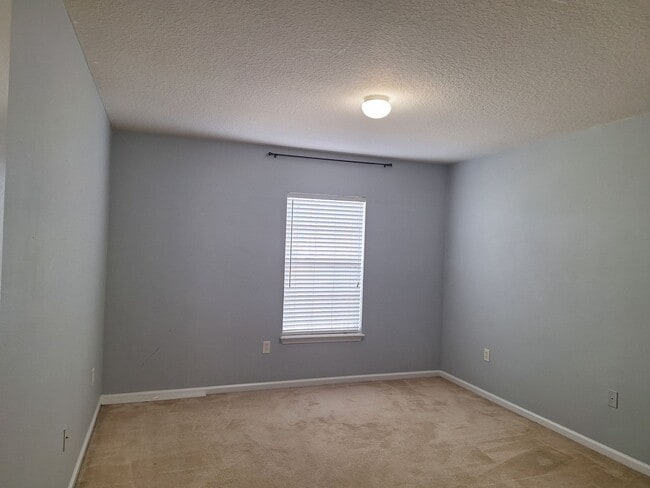 Building Photo - Townhome near Gate Parkway