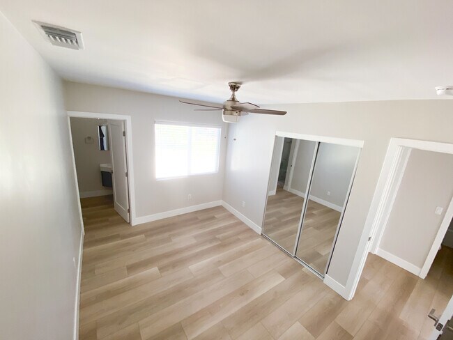 Building Photo - 14859 Chatsworth Dr