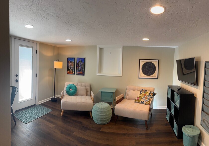 Flat screen TV and comfy comfortable chaise/bed chairs. - 469 G St