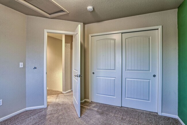 Building Photo - 4 Bedroom Home in East Windsor