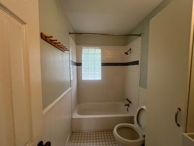 Building Photo - Cozy 2 Bedroom Minutes From Downtown