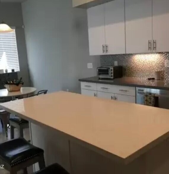 Big Island - great for cooking and working - 866 E Millenium Ct