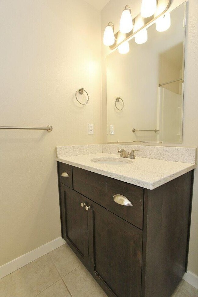 Building Photo - Immaculate Townhouse w/2 Car-Garage