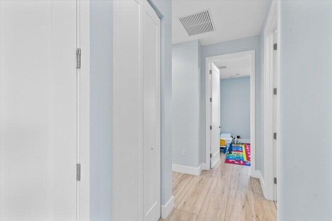 Building Photo - 15377 Green River Ct