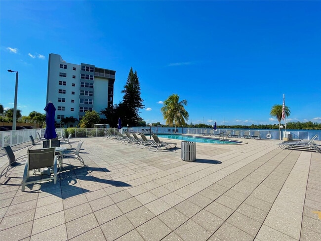 Building Photo - 1175 NE Miami Gardens Dr