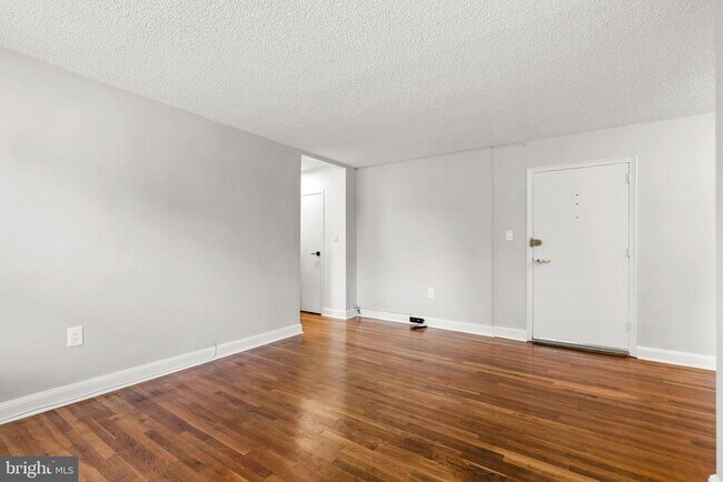 Building Photo - 7630 Tomlinson Ave