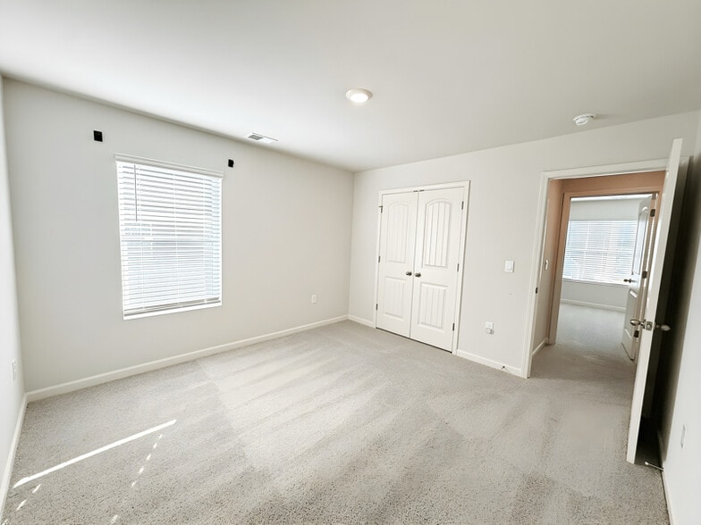 Building Photo - 622 Brookfield Dr