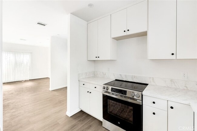 Building Photo - 7046 White Oak Ave