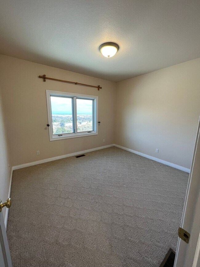 Building Photo - Beautiful Five-Bedroom, Three-Bathroom Home for Rent