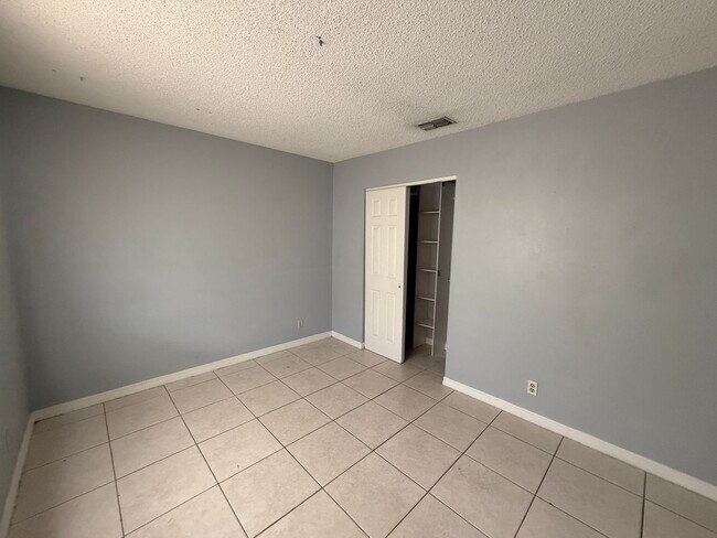Building Photo - 2 bed 1 bath with 855 sf. Great location b...