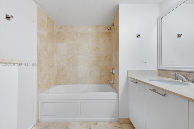 Building Photo - 1800 N Bayshore Dr