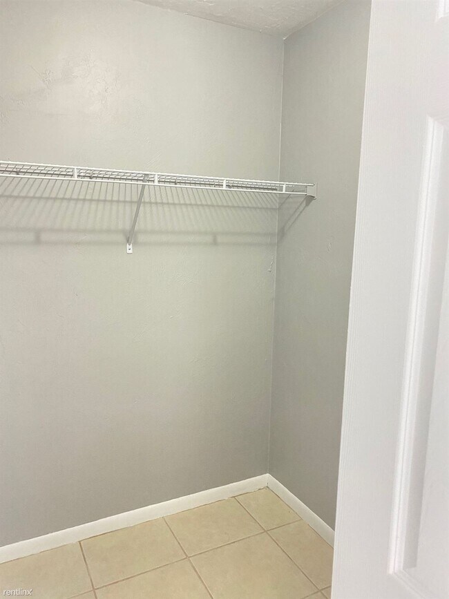Building Photo - 3 br, 2 bath Duplex - 16A Brelyn Pl