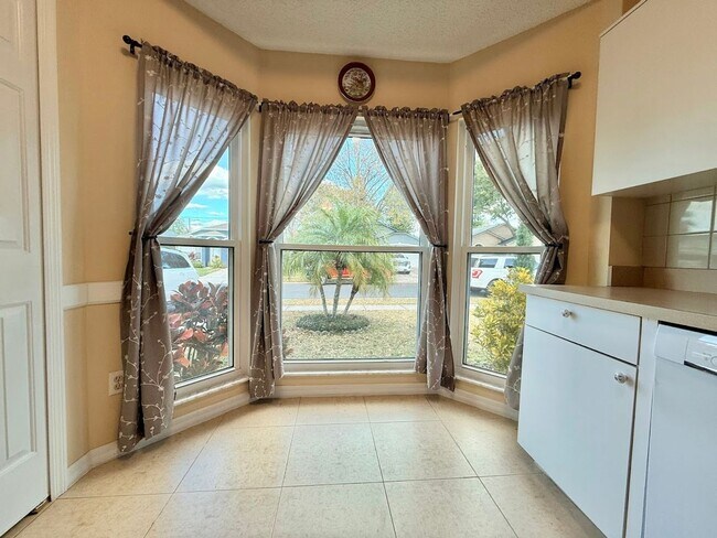 Building Photo - Beautiful Centrally Located 3/2