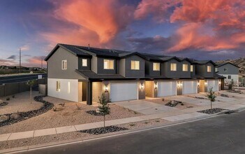 Building Photo - Spacious 4 Bedroom Townhome in Washington!