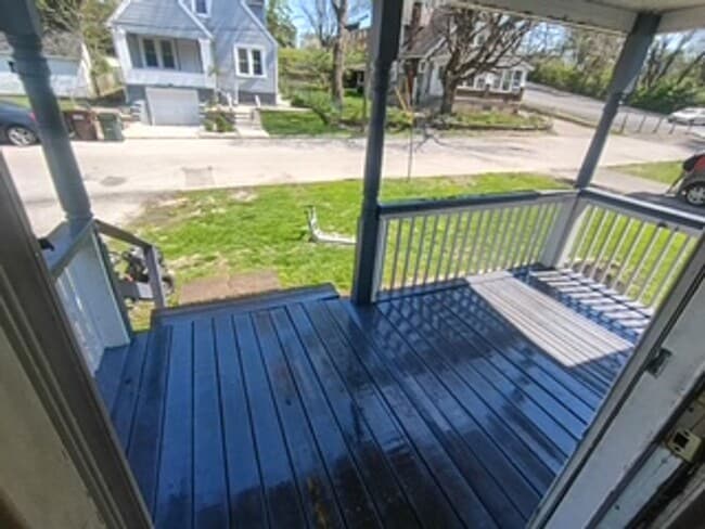 Building Photo - Lockland gem