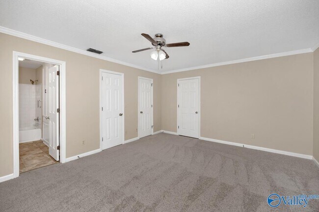 Building Photo - 2048 Woodlawn Dr SW