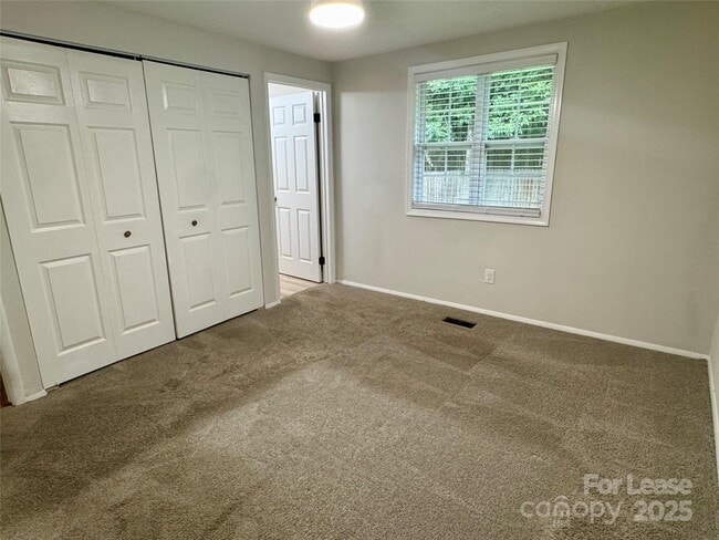 Building Photo - 707 Regency Dr
